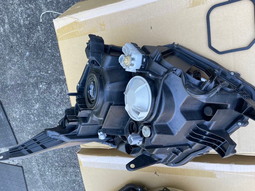 ヴォクシー 70ヘッドライト 左右　V8 zrr70