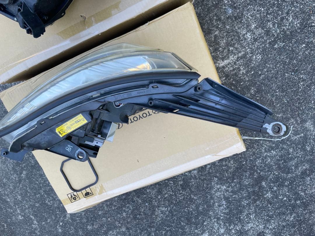 ヴォクシー 70ヘッドライト 左右　V8 zrr70