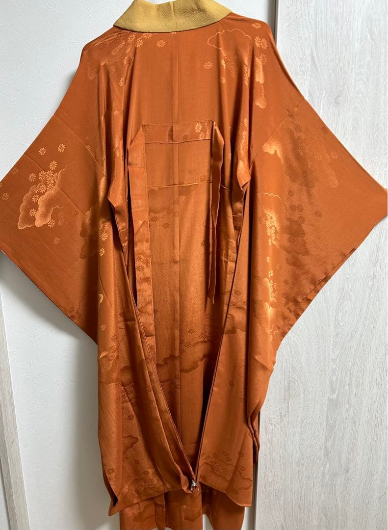 振袖用長襦袢　レンガ色に雲と菊模様　花模様の刺繍半襟付き　正絹