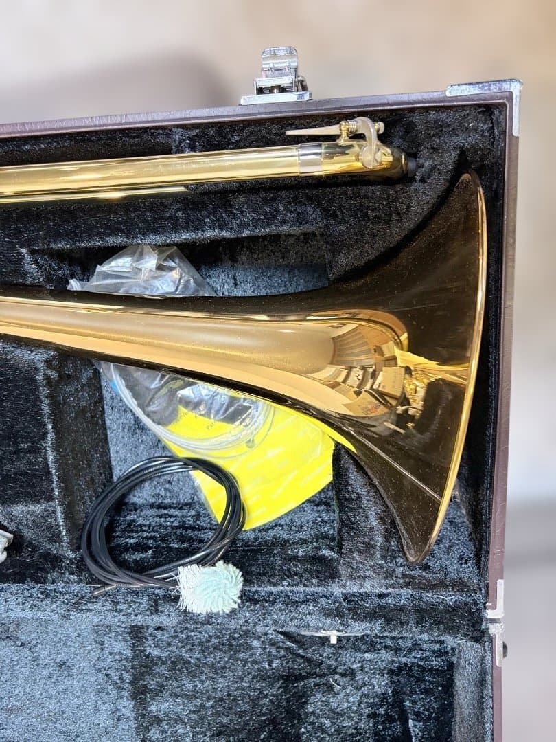 金色 バストロンボーン マウスピース付き