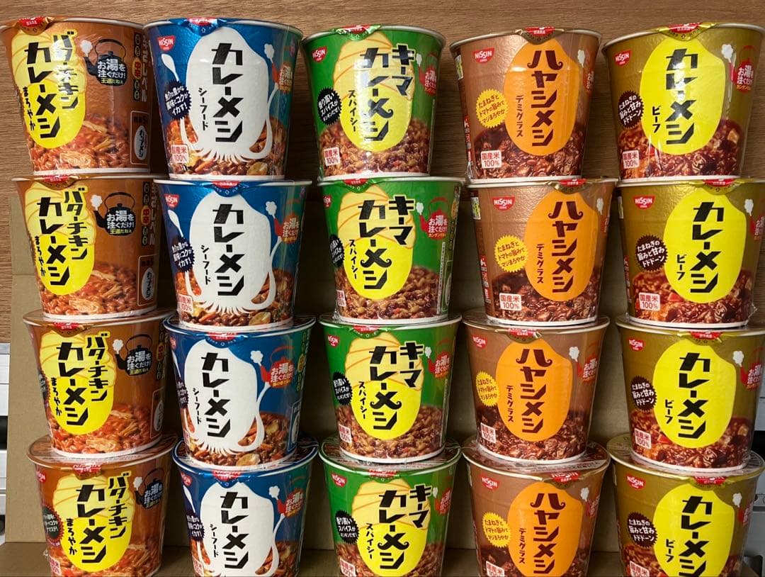カップ麺　お菓子などの販売です。