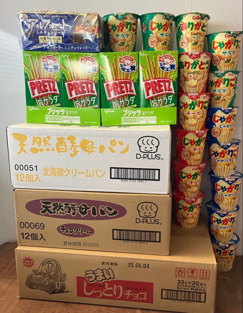 カップ麺　お菓子などの販売です。