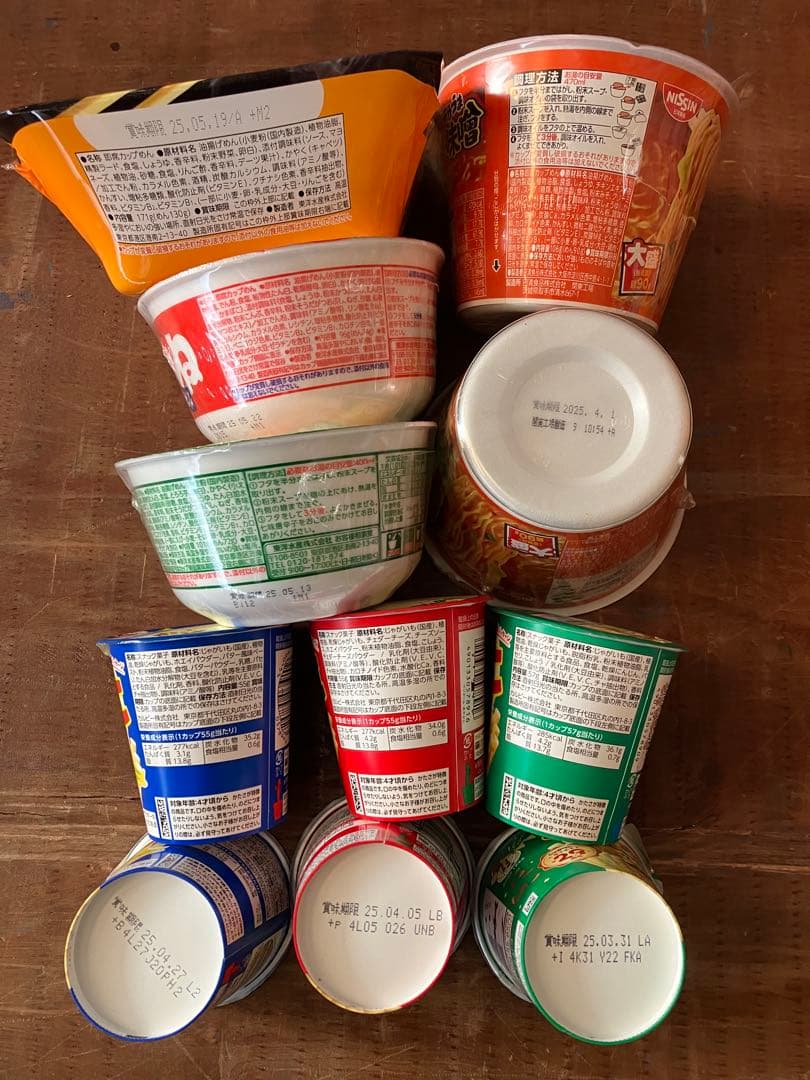 カップ麺　お菓子などの販売です。