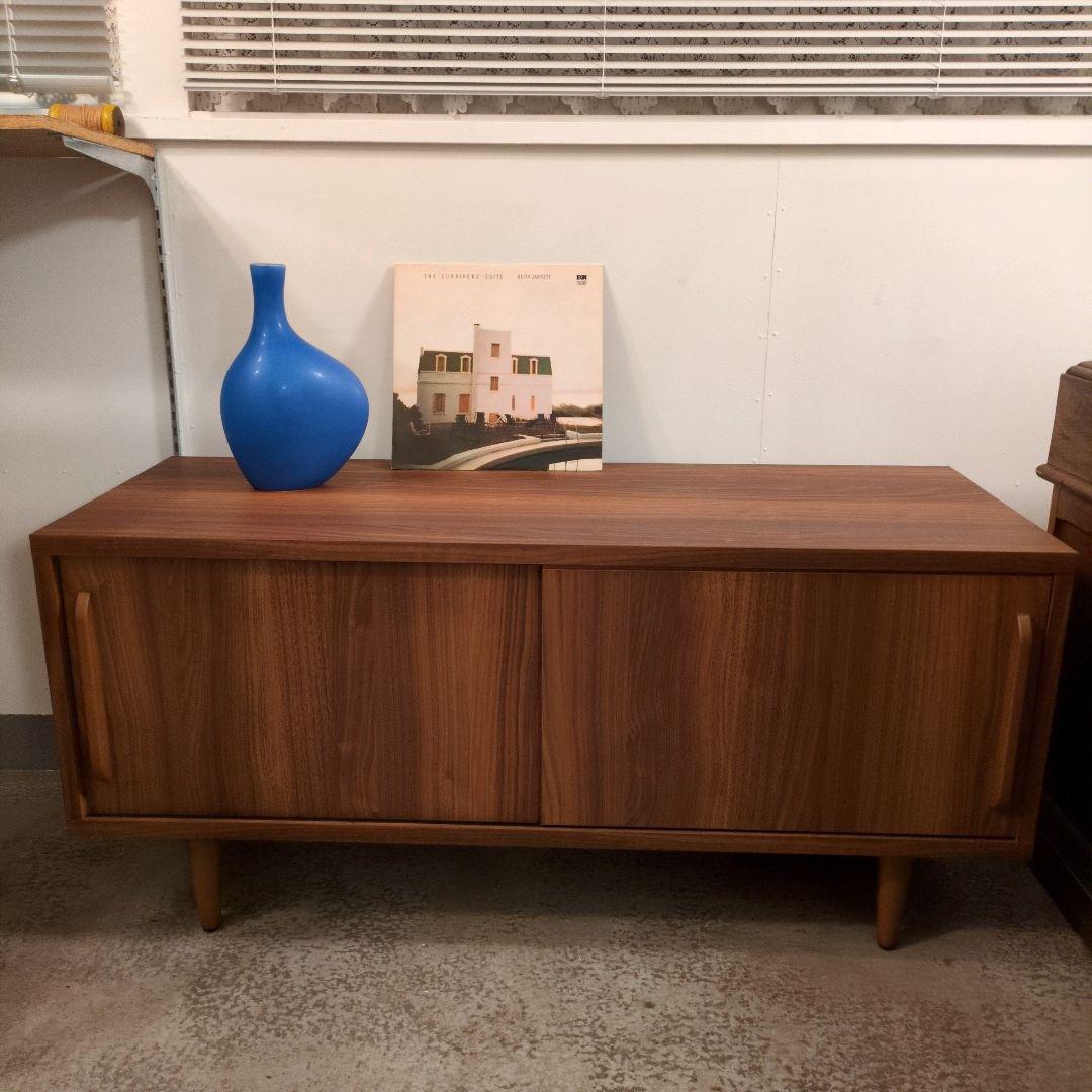 木製シンプル キャビネット 引き戸式 テレビボード シェルフ