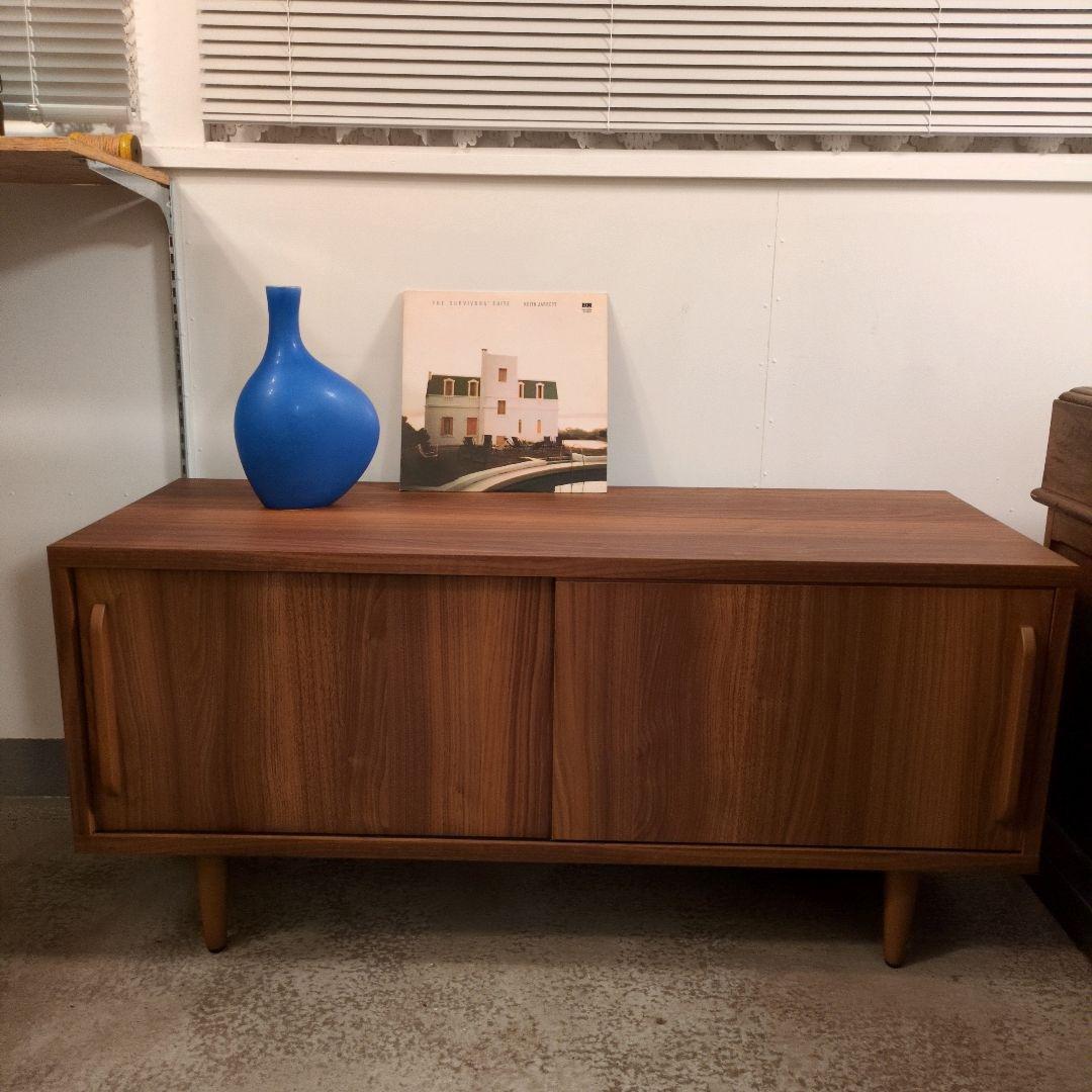 木製シンプル キャビネット 引き戸式 テレビボード シェルフ