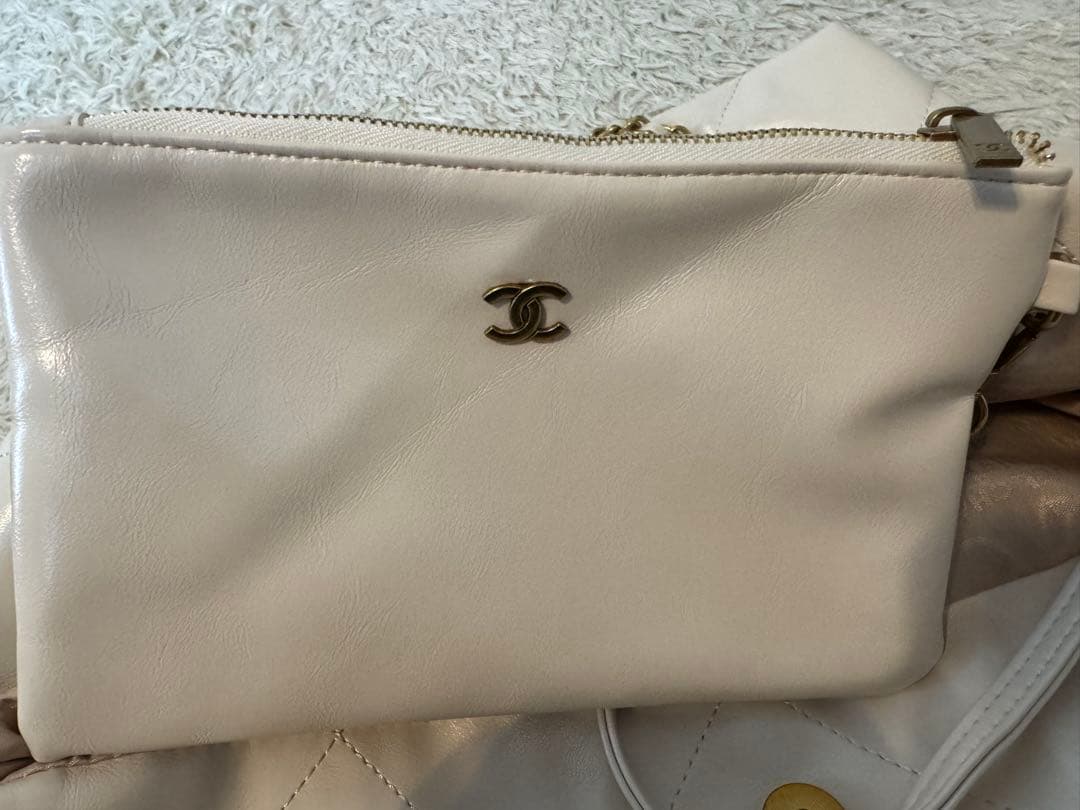 CHANEL ホワイト キルティングバッグ