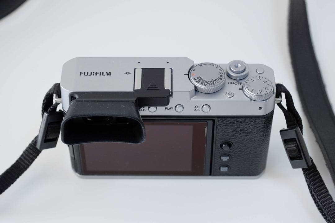 【美品/使用少】X-E4撮影2779枚★バッテリー3個★調整ファインダーフード付