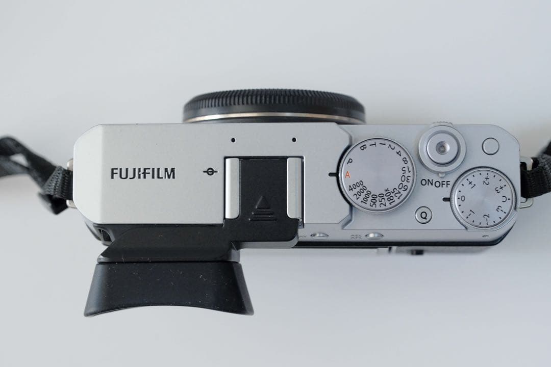 【美品/使用少】X-E4撮影2779枚★バッテリー3個★調整ファインダーフード付