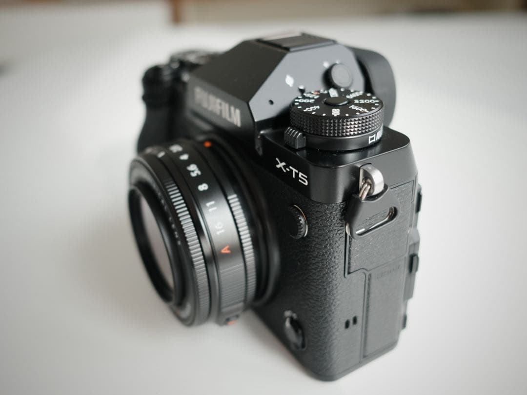 極美品 FUJIFILM X-T5 ボディ ※写真のレンズは付属していません