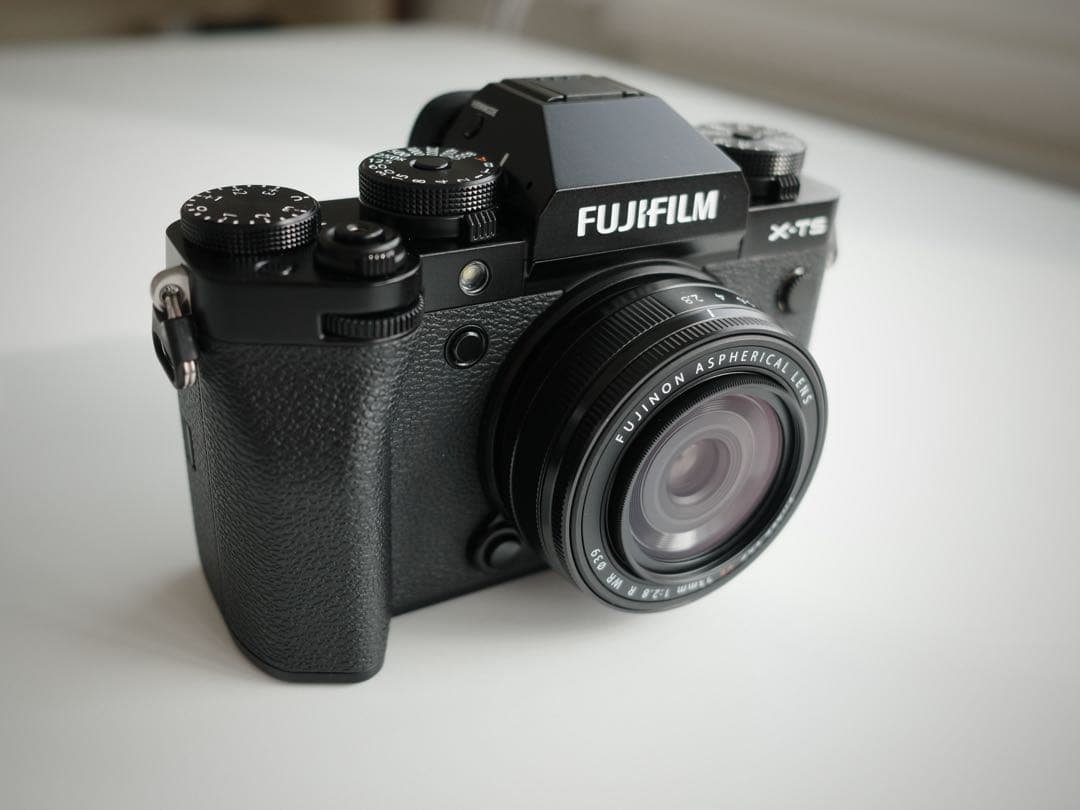 極美品 FUJIFILM X-T5 ボディ ※写真のレンズは付属していません