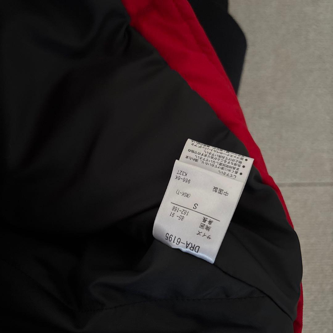 デサント赤いジャケットと黒いパンツのセット