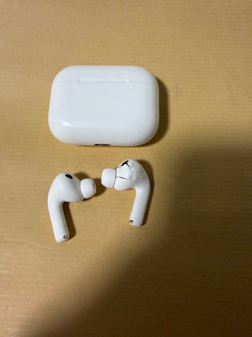 AirPods Pro 3 本体　右耳壊れてます