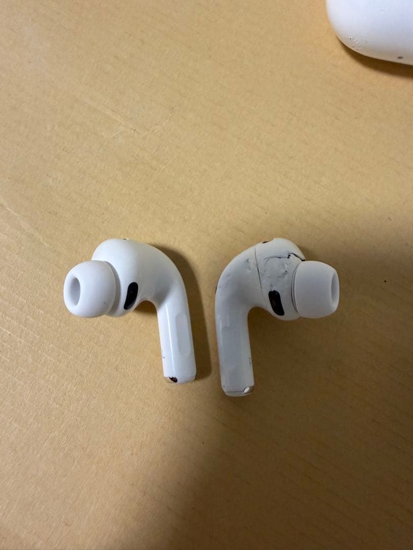 AirPods Pro 3 本体　右耳壊れてます