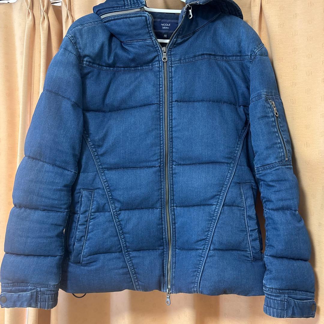 フード付きダークブルーダウンジャケット