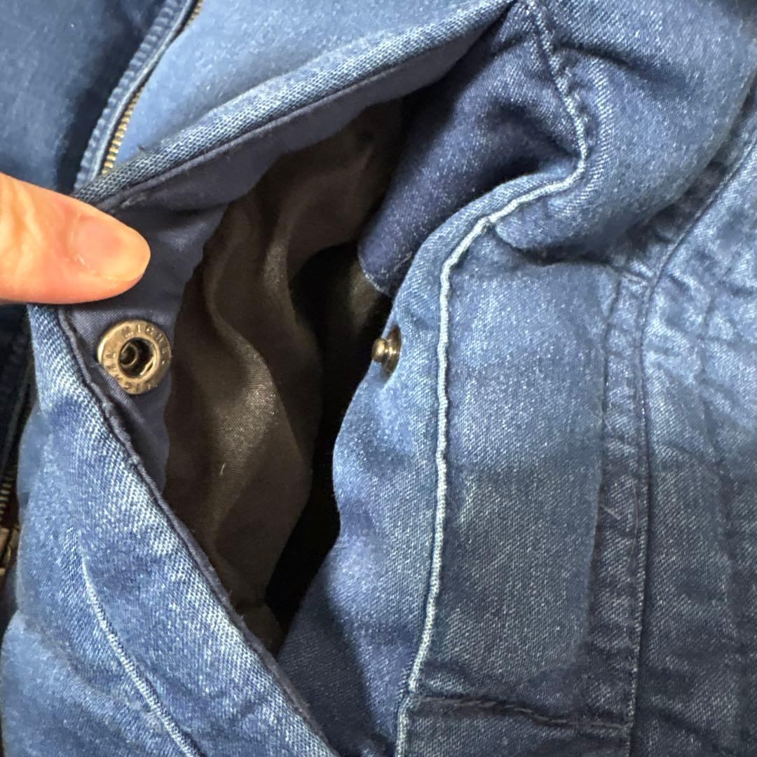 フード付きダークブルーダウンジャケット