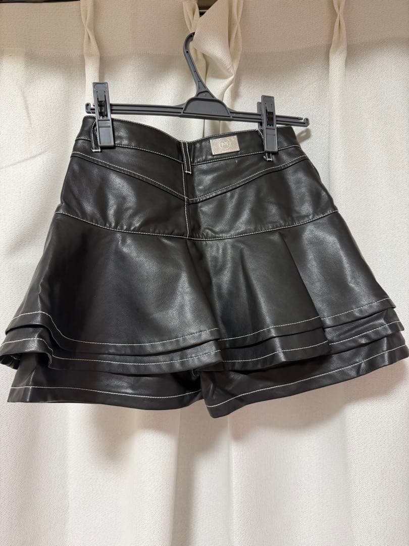 フリルレザーショートパンツ