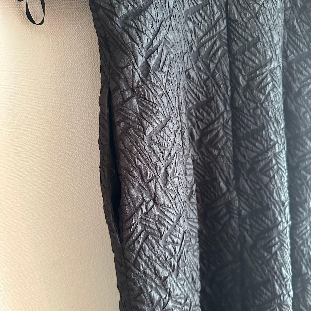 ラグナムーン レーススリーブ付き黒ドレス