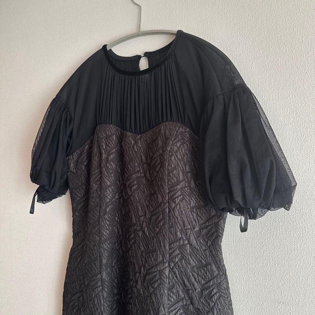 ラグナムーン レーススリーブ付き黒ドレス