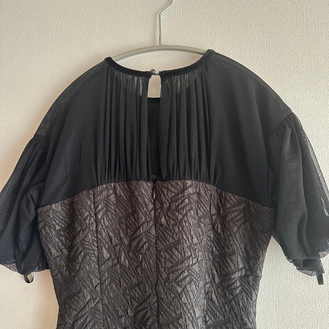 ラグナムーン レーススリーブ付き黒ドレス