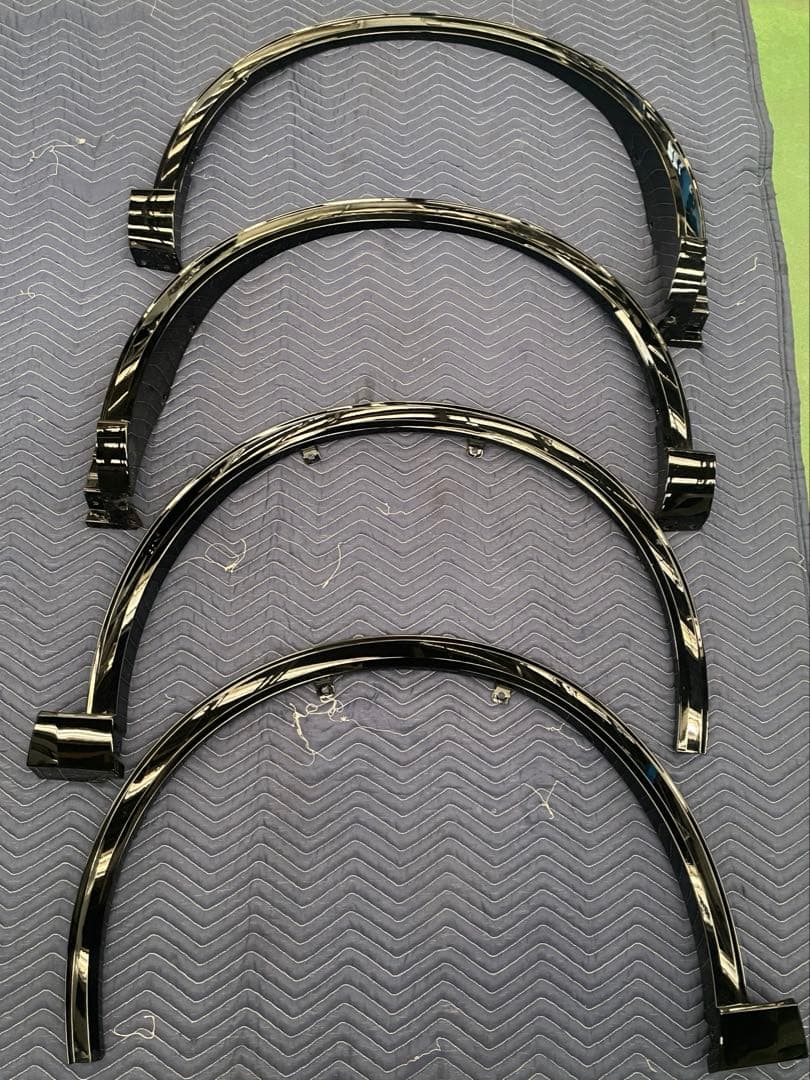 クラウンスポーツ フェンダー アーチ モール １台分　新車取外