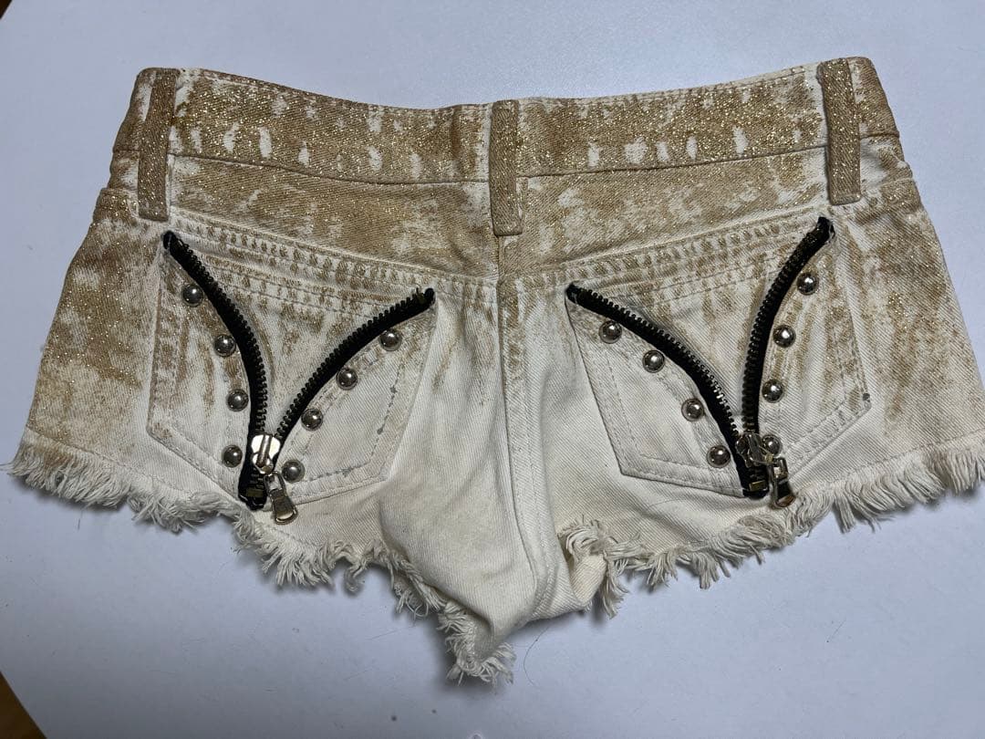d.i.a.ダイヤ ラメ スタッズ ホワイトデニム ショートパンツ