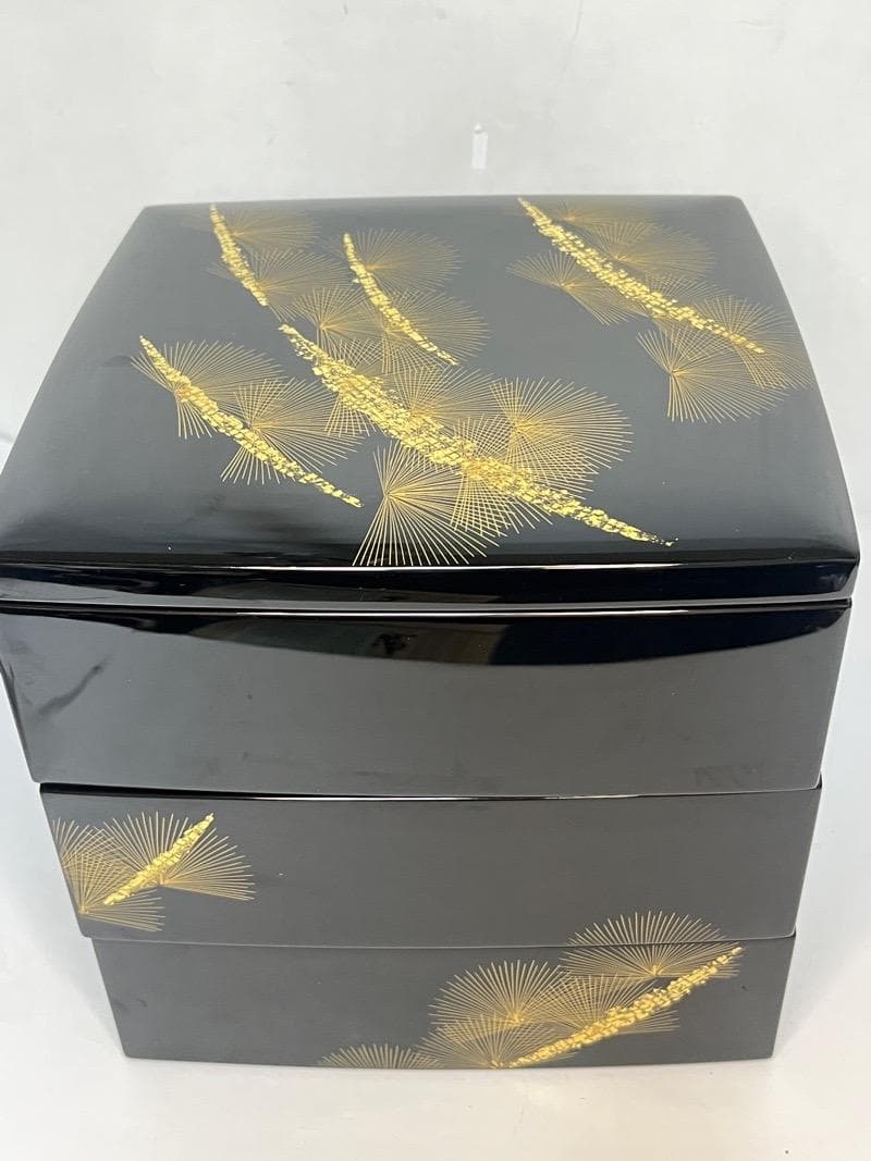 【未使用】 輪島塗 三段重 6.5寸 黒呂色 箔扇沈金　うるし工芸 なかたに