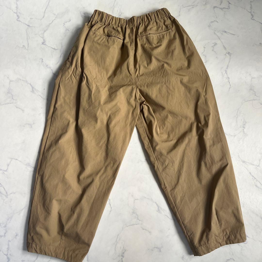 人気のかぐれ コットンクロップドパンツ　アーバンリサーチ　ベージュ