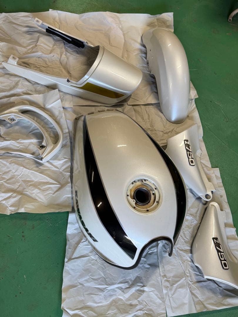 Kawasaki ゼファー750 外装一式　ホワイトタイガー