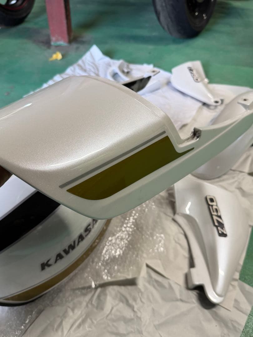 Kawasaki ゼファー750 外装一式　ホワイトタイガー