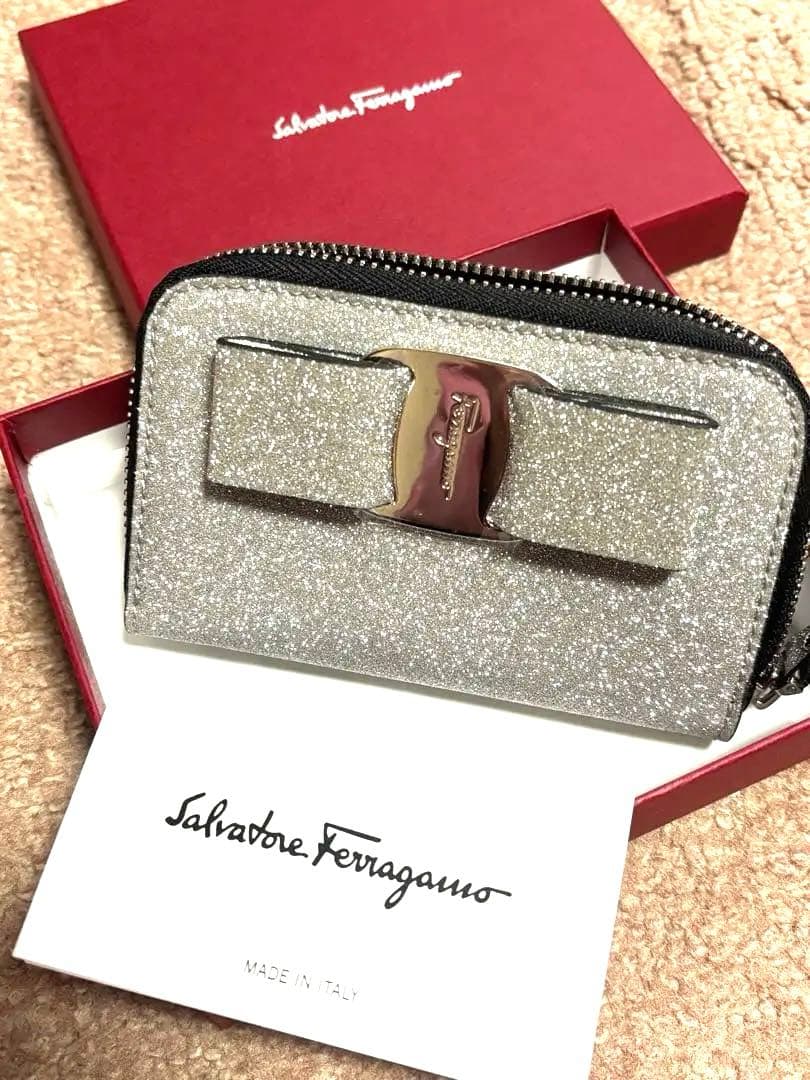 新品未使用✨フェラガモ ミニ財布　ヴァラ　キラキラ　シルバー　送料無料