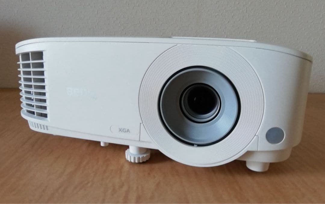 BenQプロジェクターMH550 2018年製　XGA