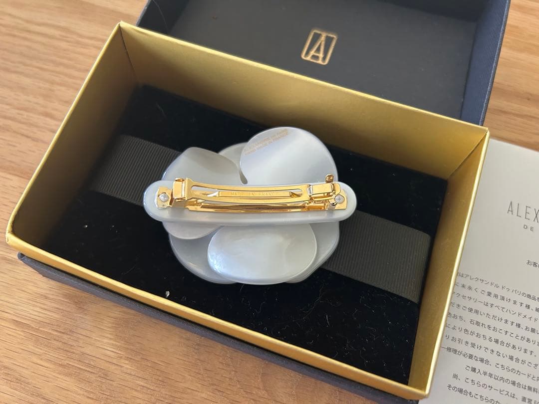 アレクサンドルドゥパリ 2色スワロフスキーのカメリア バレッタ 水色