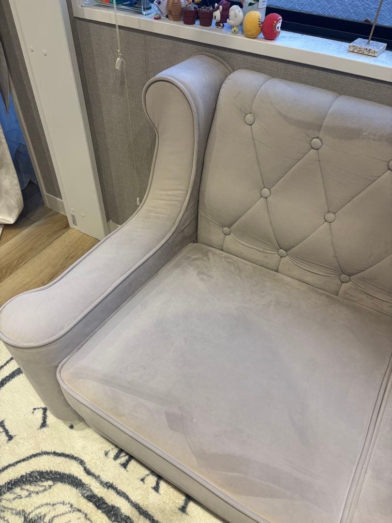 グレー 2人掛けソファ ボタン留めデザイン