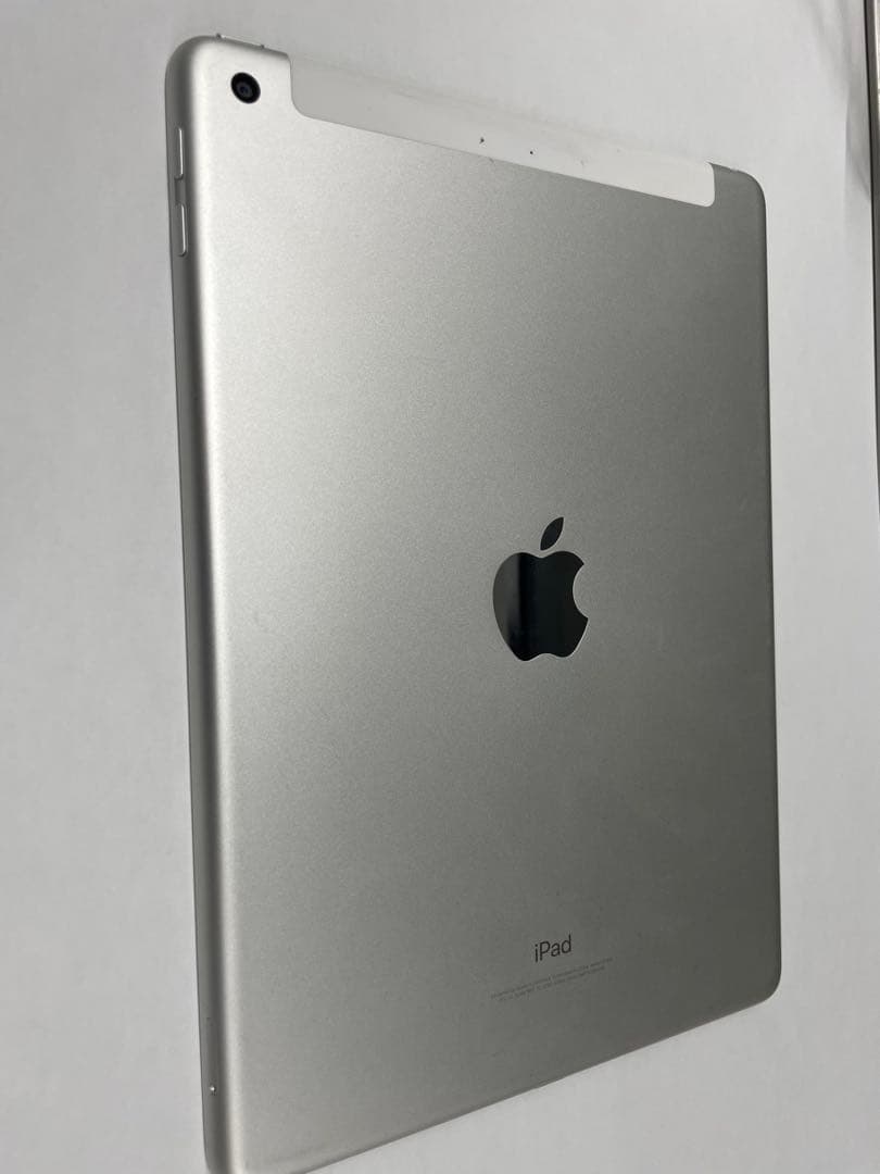 iPad シルバー　第6世代　Wifiモデル　32GB　（美品　未使用に近い）