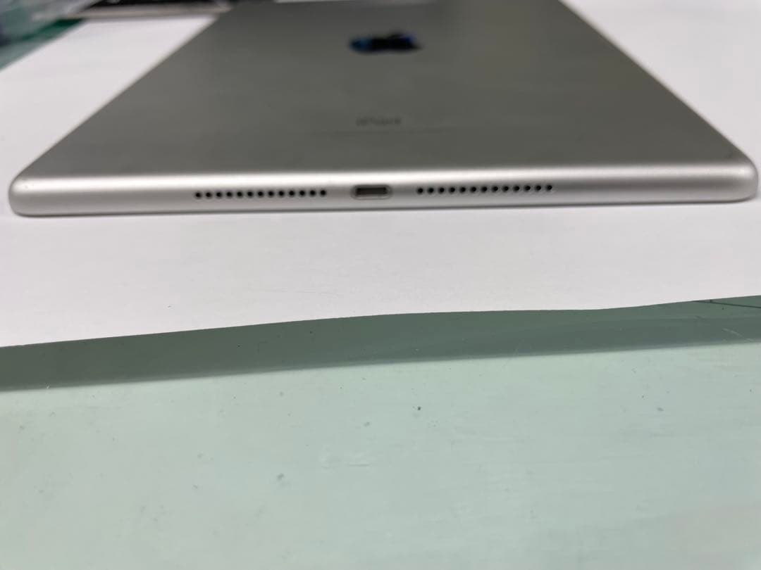 iPad シルバー　第6世代　Wifiモデル　32GB　（美品　未使用に近い）