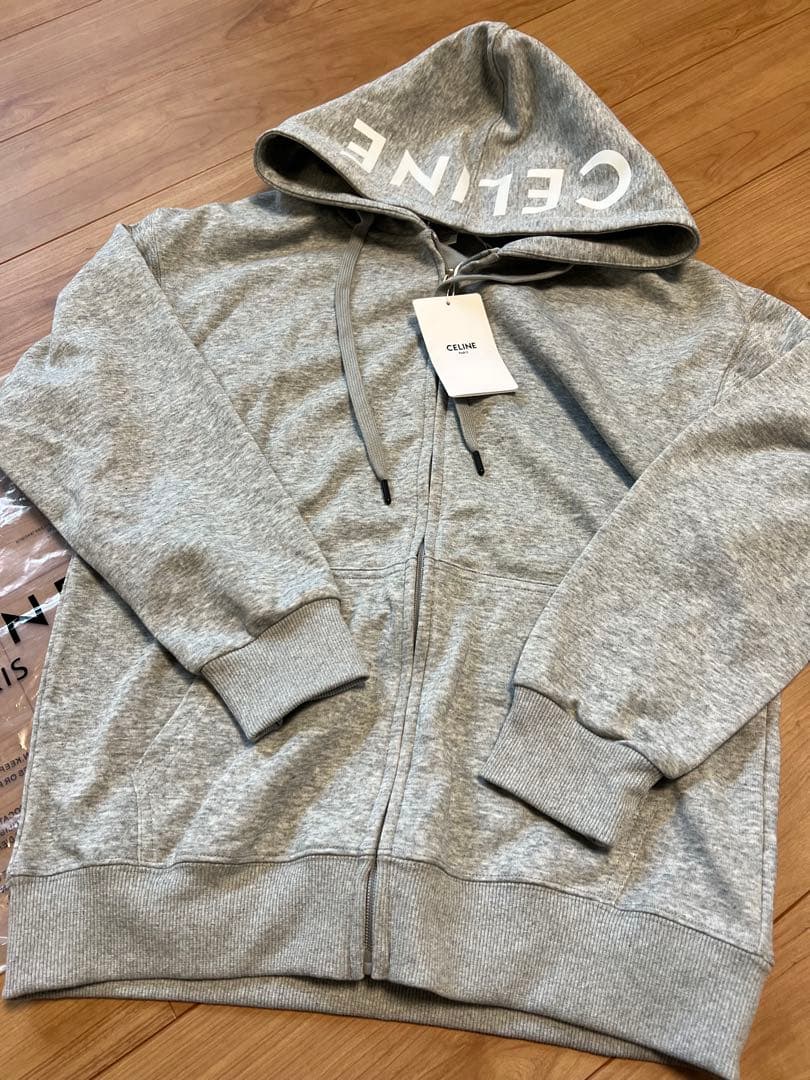 新品タグ付CELINEフード白ロゴグレージップアップパーカーL