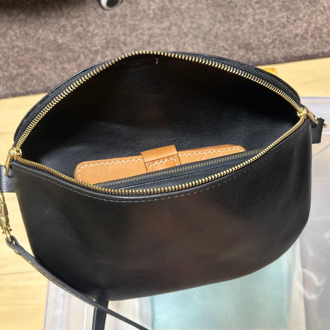 とも　黒ボディバッグ　総手縫い　タンニン鞣し革　ヌメ革