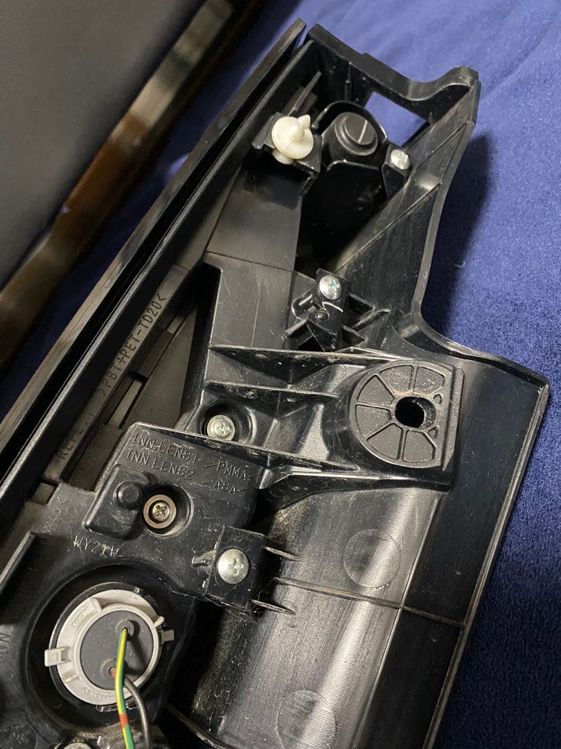 【送料込み】RP5 ステップワゴンハイブリッド　運転席側　右側テールランプ