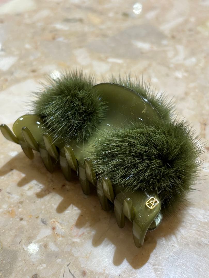 アレクサンドルドゥパリ　オリーブグリーン ミンクファー付きヘアクリップ