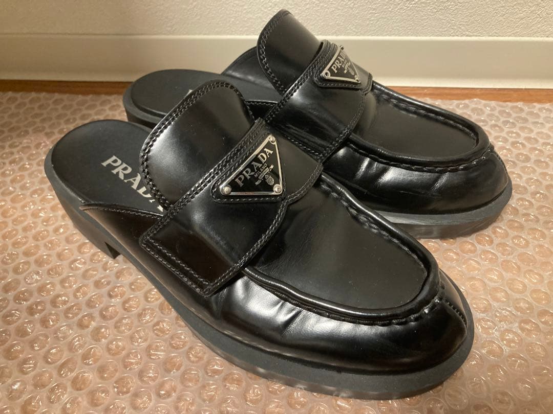 PRADA プラダ　ブラッシュドレザー ミュール サンダル　三角ロゴ