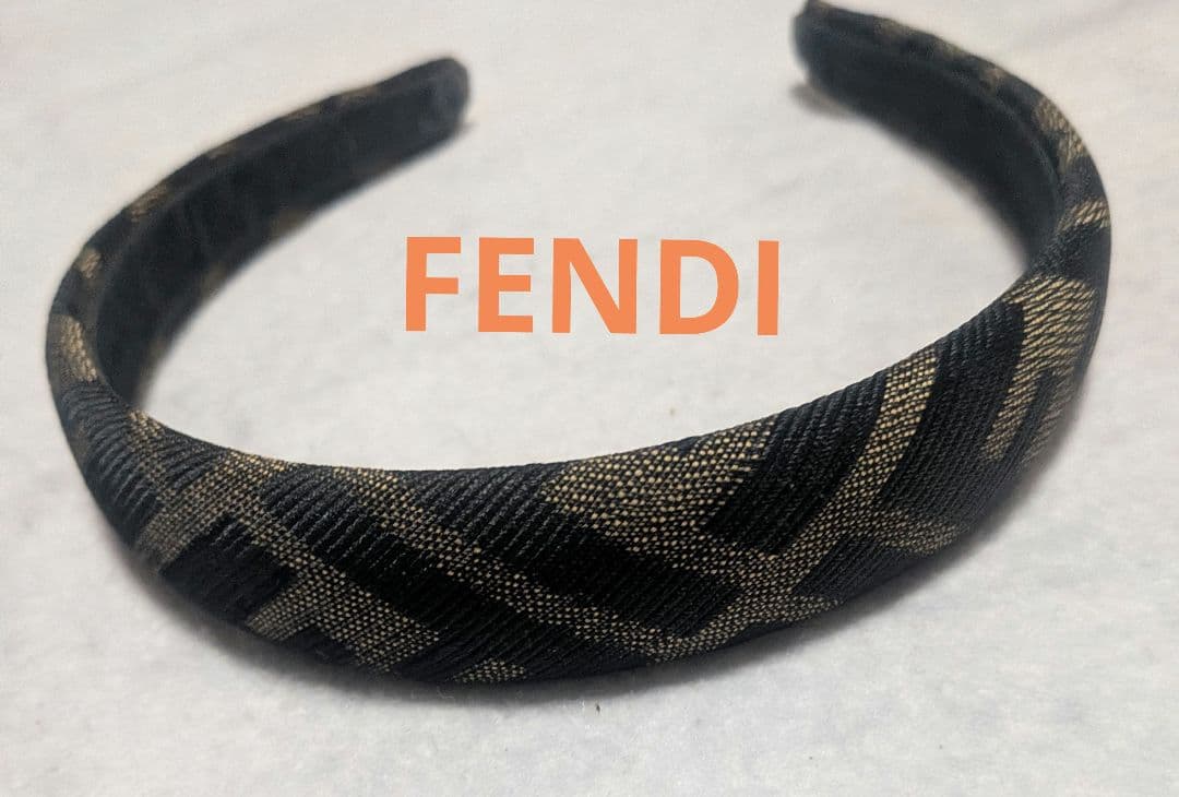 FENDI ズッカ ロゴ カチューシャ ヘアアクセサリー ブラウン