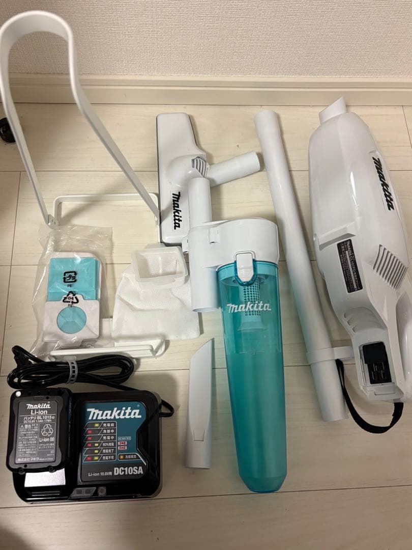 マキタ　掃除機　充電式クリーナー　CL107FD スタンド・アタッチメント付き