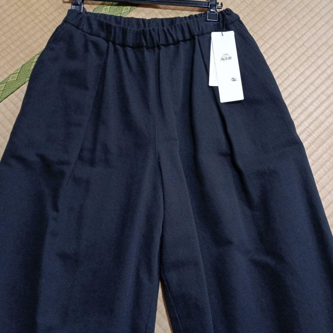 群言堂、綿サテンパンツです。