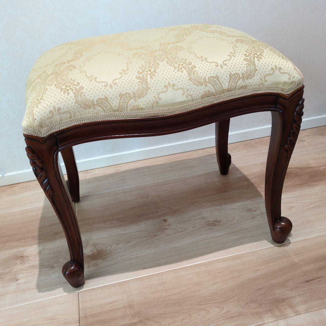 クリーム色の彫刻入りスツール