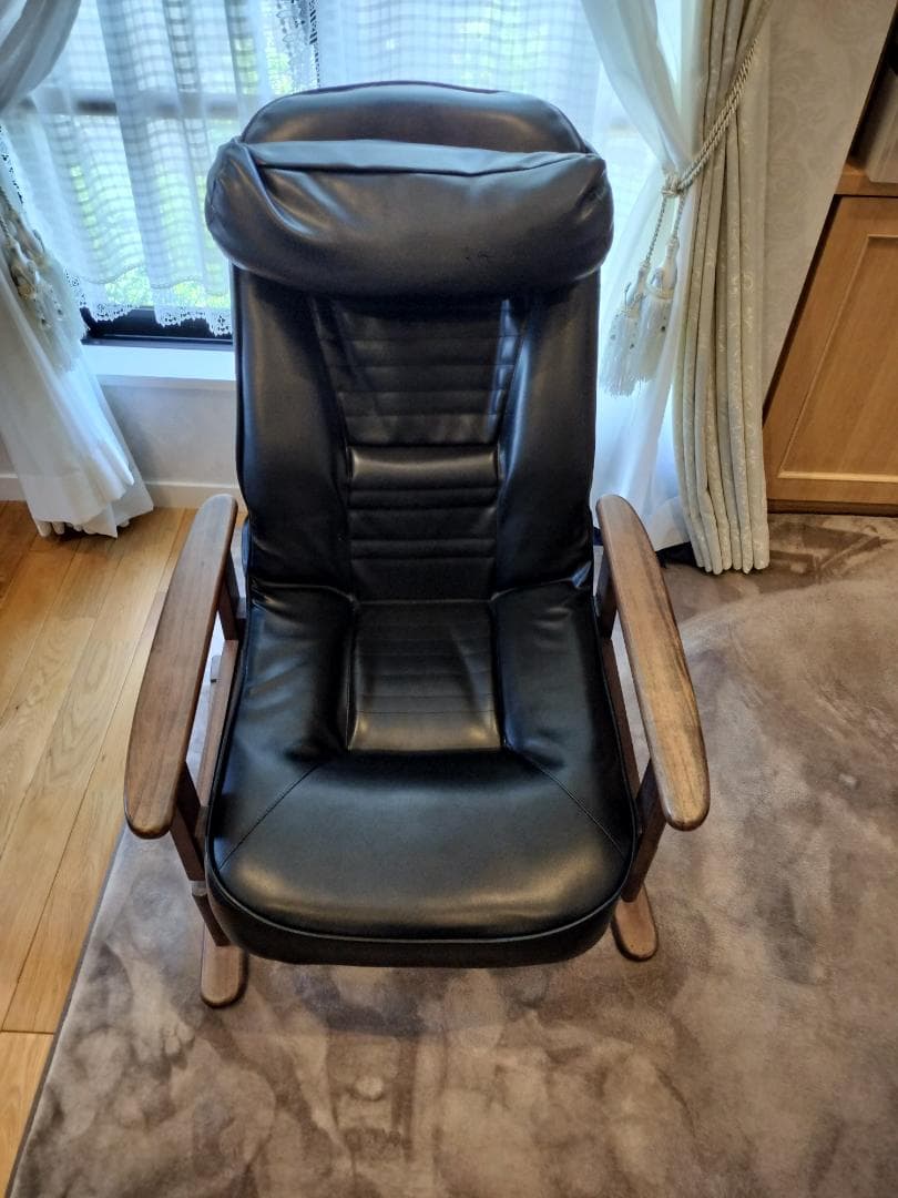 軽量コンパクト設計で360度回転とリクライニング機能が付いた高座椅子