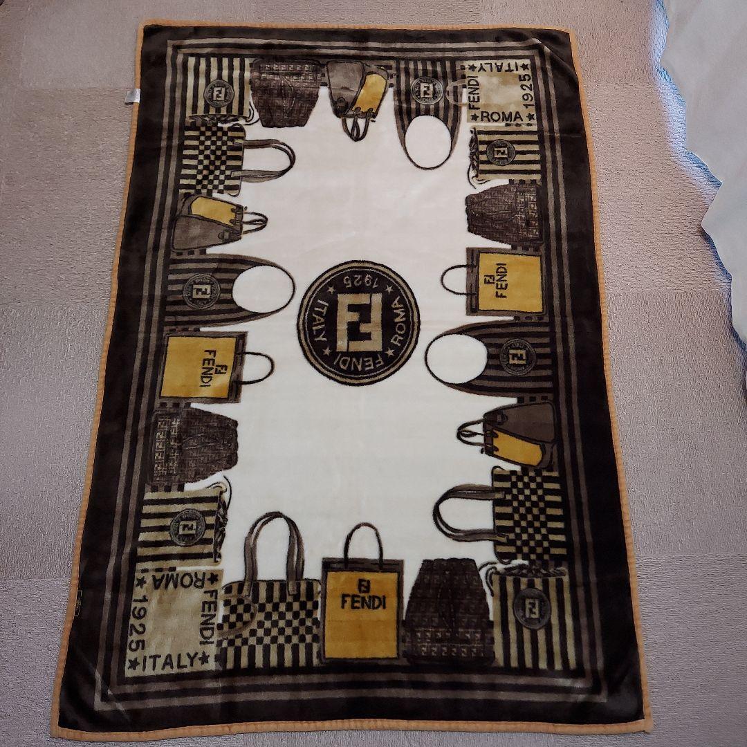 FENDI　フェンディ　バック 柄　ニューマイヤー ハーフ毛布