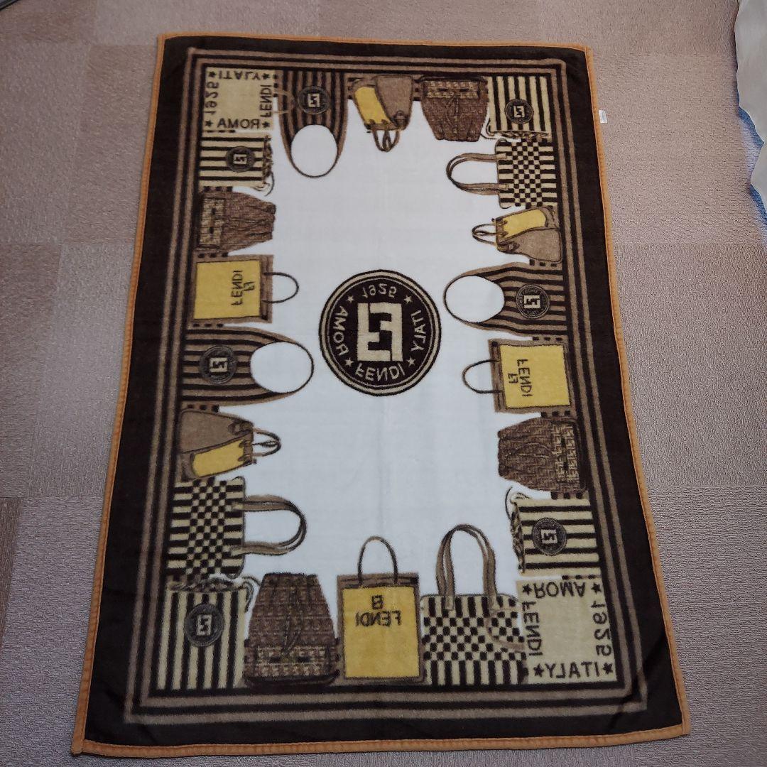 FENDI　フェンディ　バック 柄　ニューマイヤー ハーフ毛布