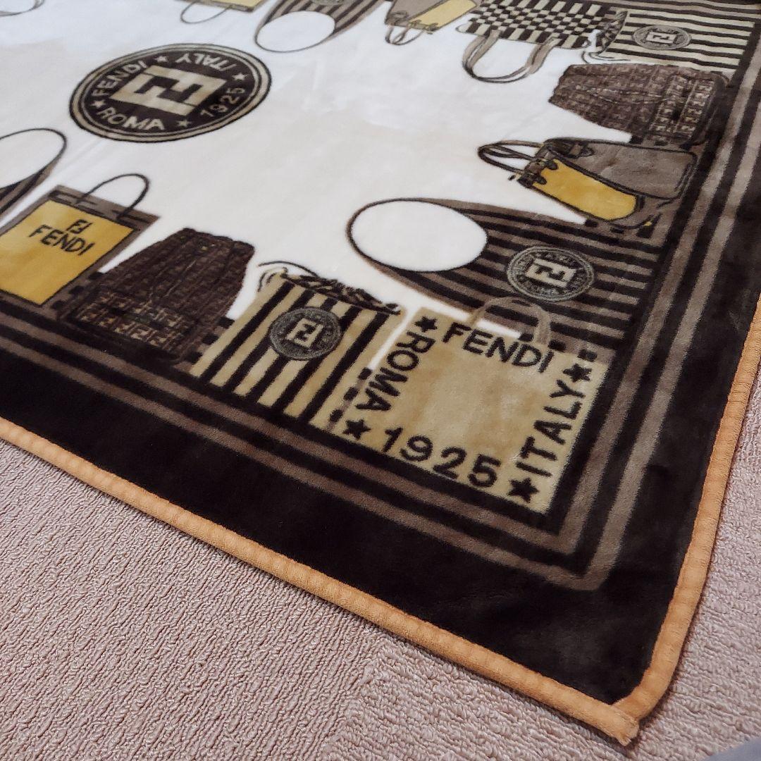 FENDI　フェンディ　バック 柄　ニューマイヤー ハーフ毛布