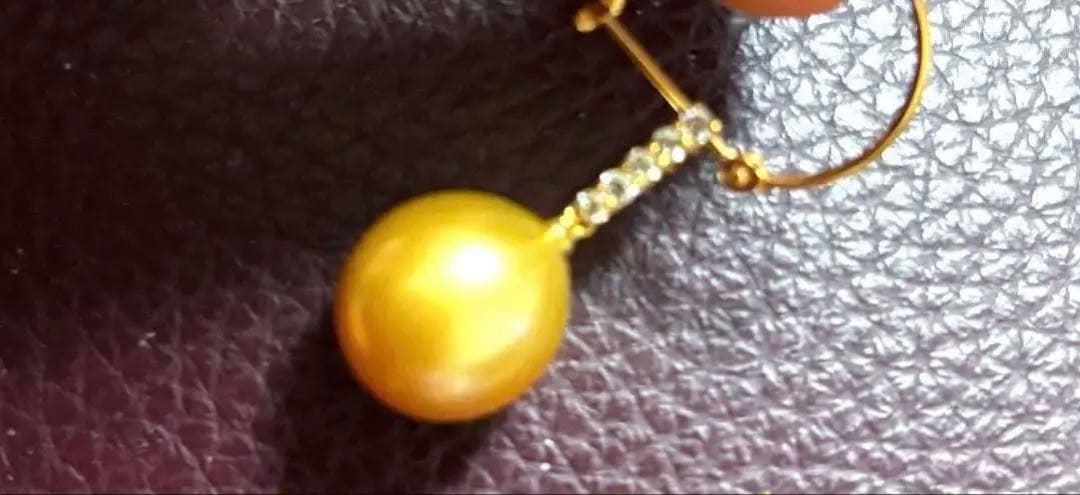 ★K18YGカラミアン産白蝶真珠ナチュラルゴールドダイヤペンダントトップ