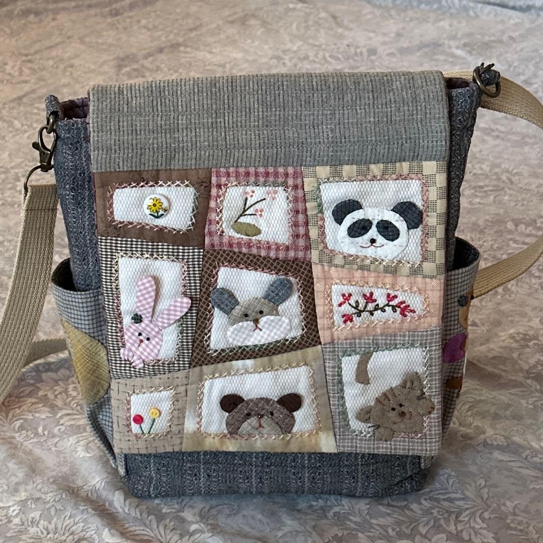 四角窓のふたつきショルダーバッグ